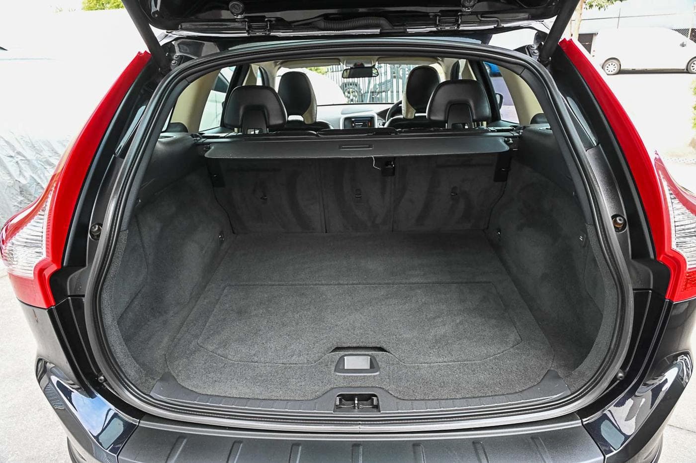 2012 Volvo XC60 D5 R-Design — photograph 16 of 31