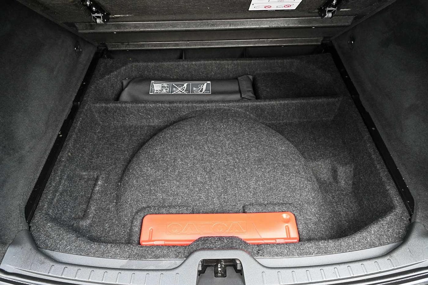 2012 Volvo XC60 D5 R-Design — photograph 17 of 31