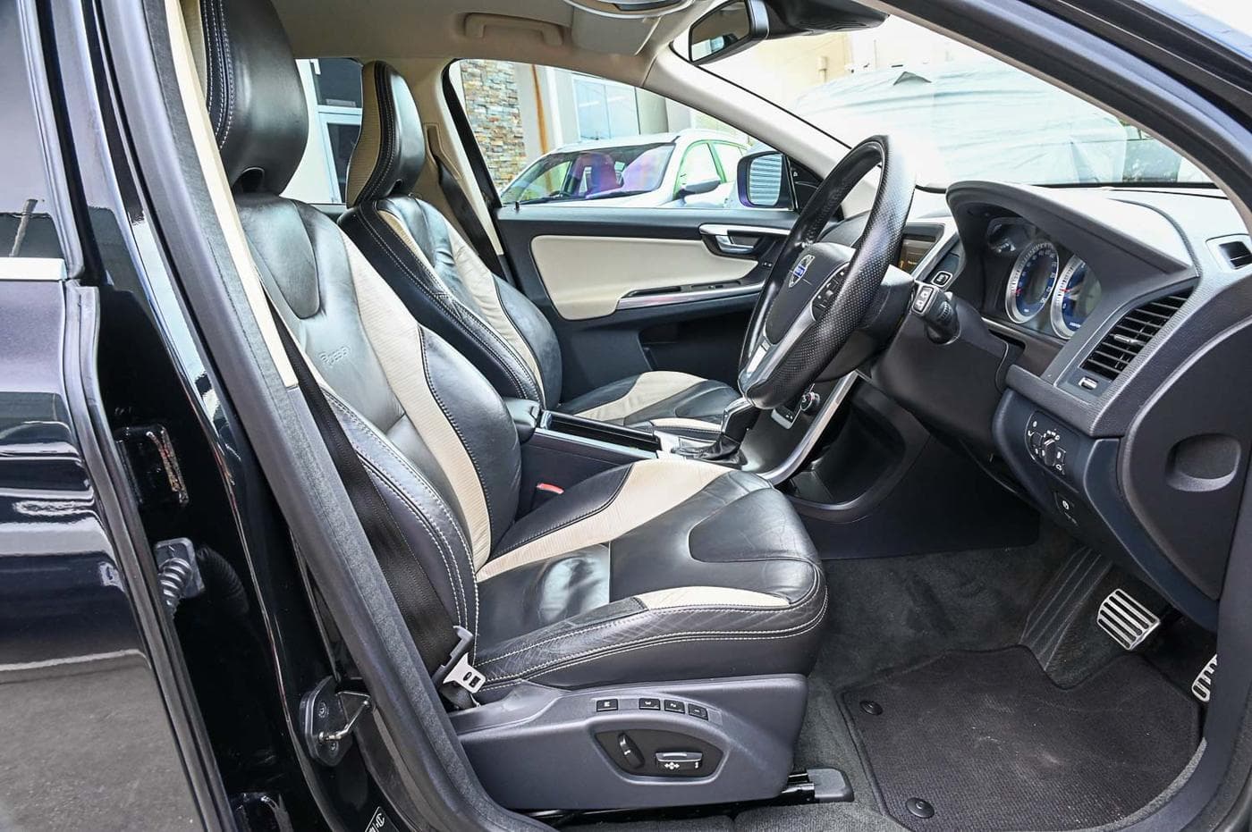 2012 Volvo XC60 D5 R-Design — photograph 22 of 31