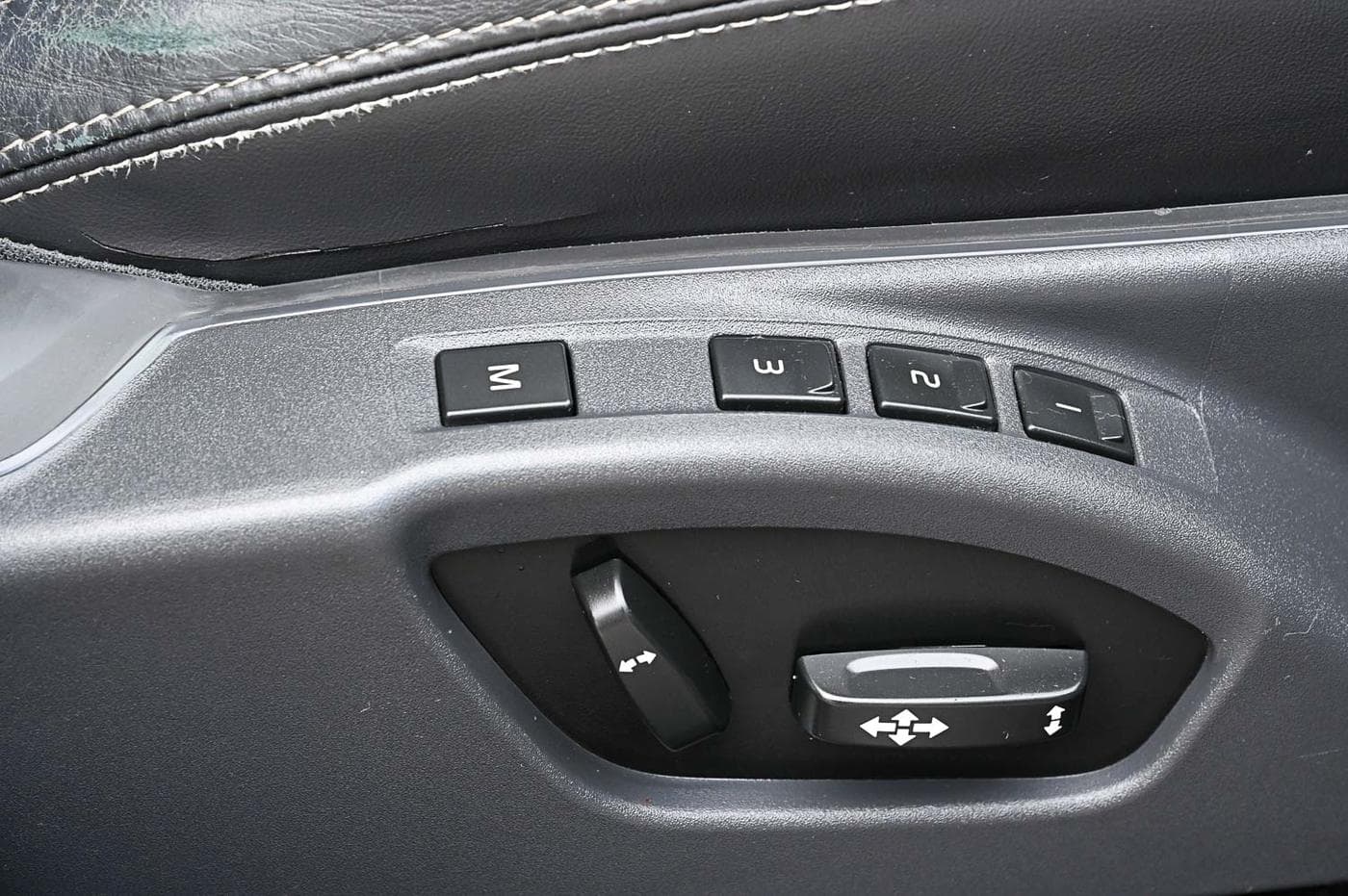 2012 Volvo XC60 D5 R-Design — photograph 23 of 31