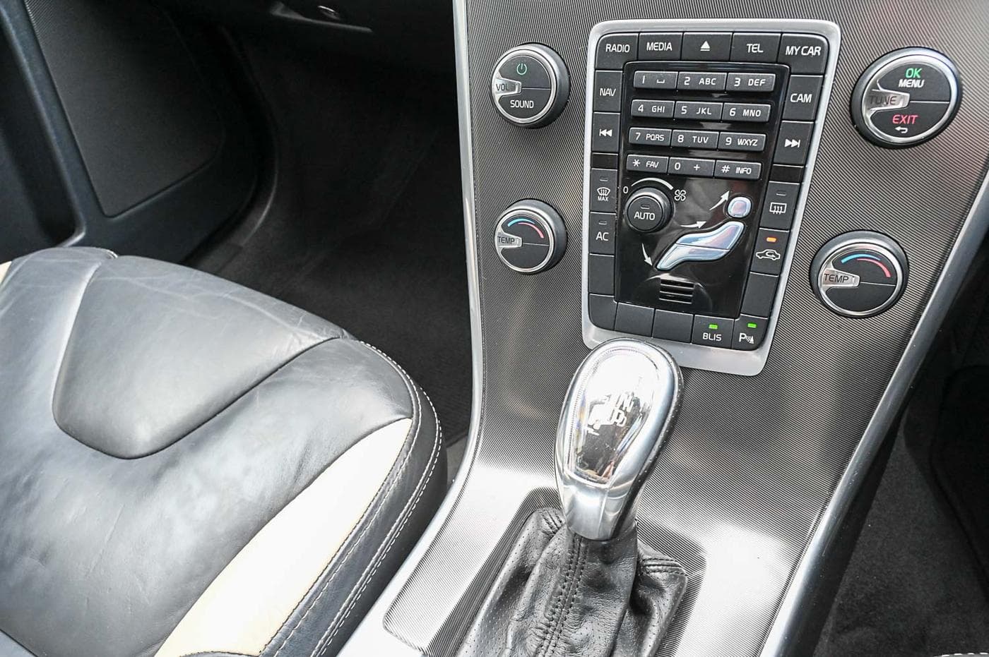 2012 Volvo XC60 D5 R-Design — photograph 27 of 31